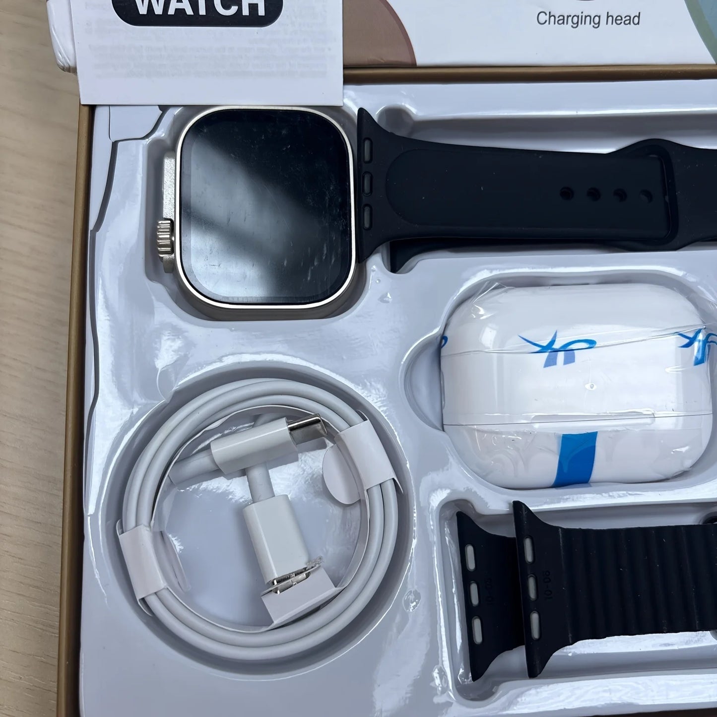 Fitness Tracker Smart Watch compatible with iOS and Android, with health monitoring function.